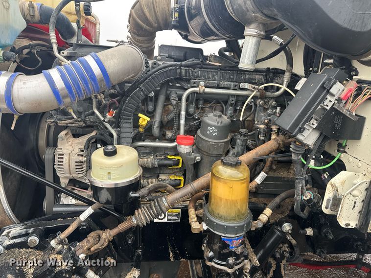 image for item DY6978 2017 Peterbilt 365 semi truck