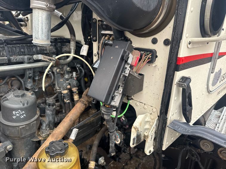 image for item DY6978 2017 Peterbilt 365 semi truck