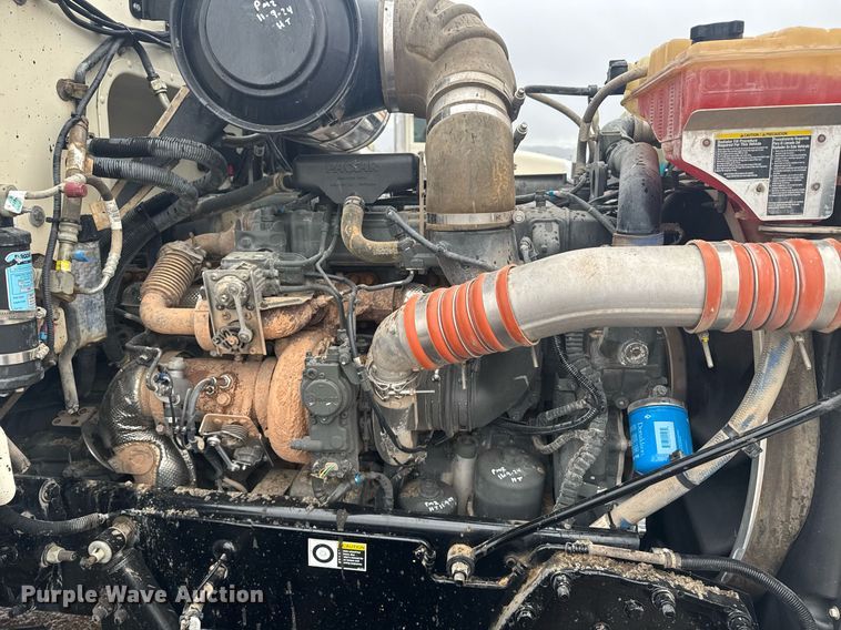 image for item DY6978 2017 Peterbilt 365 semi truck