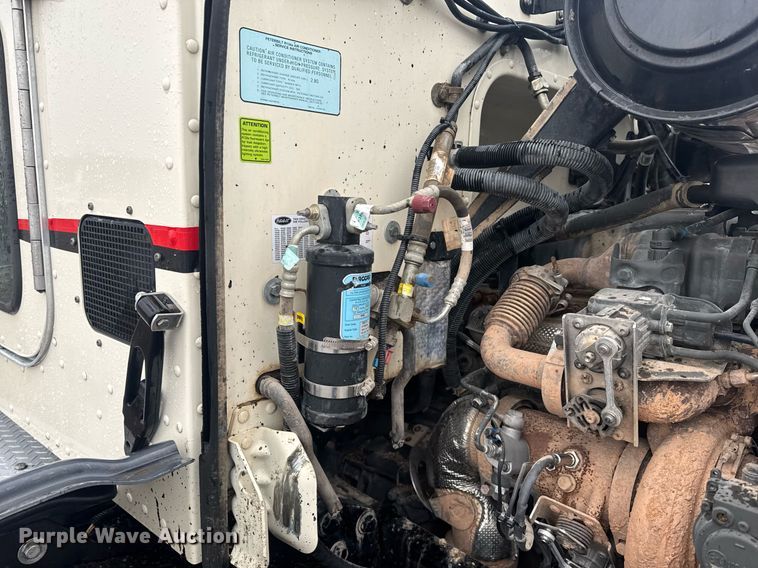 image for item DY6978 2017 Peterbilt 365 semi truck