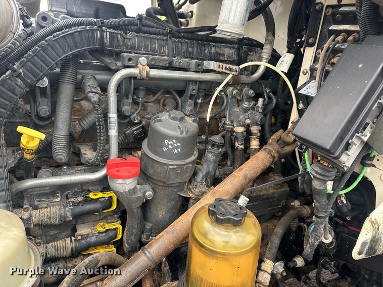 image for item DY6978 2017 Peterbilt 365 semi truck