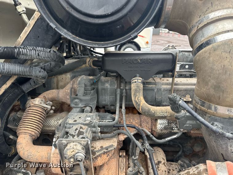 image for item DY6978 2017 Peterbilt 365 semi truck