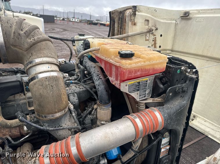 image for item DY6978 2017 Peterbilt 365 semi truck