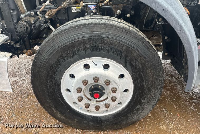 image for item DY6978 2017 Peterbilt 365 semi truck