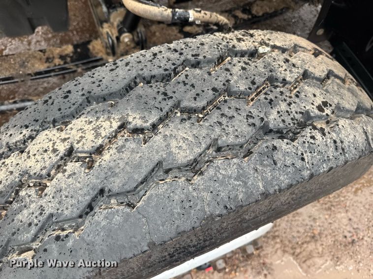 image for item DY6978 2017 Peterbilt 365 semi truck