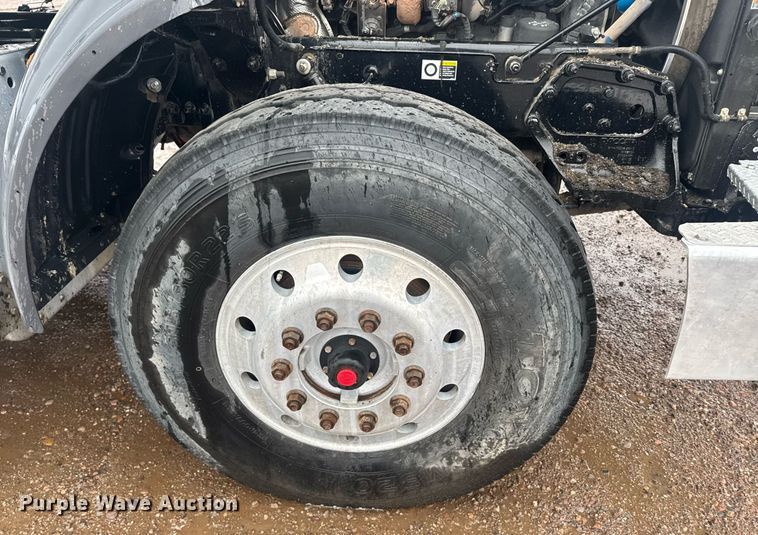 image for item DY6978 2017 Peterbilt 365 semi truck