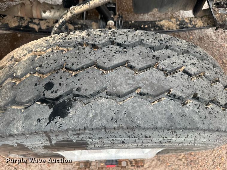 image for item DY6978 2017 Peterbilt 365 semi truck