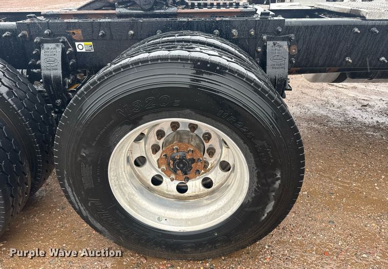 image for item DY6978 2017 Peterbilt 365 semi truck