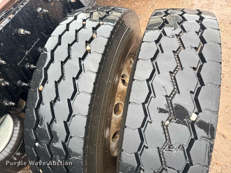 image for item DY6978 2017 Peterbilt 365 semi truck