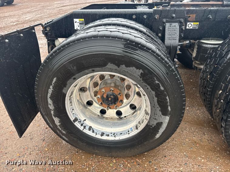 image for item DY6978 2017 Peterbilt 365 semi truck