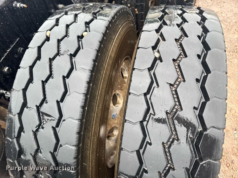 image for item DY6978 2017 Peterbilt 365 semi truck