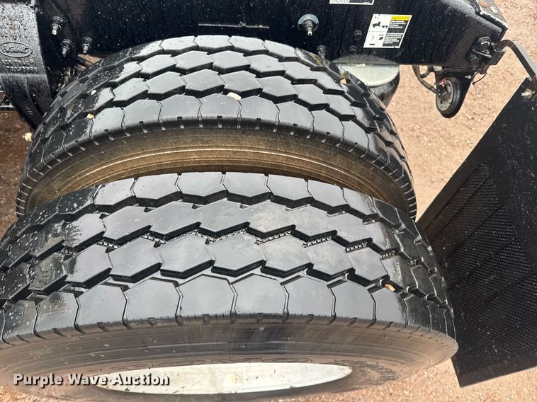 image for item DY6978 2017 Peterbilt 365 semi truck