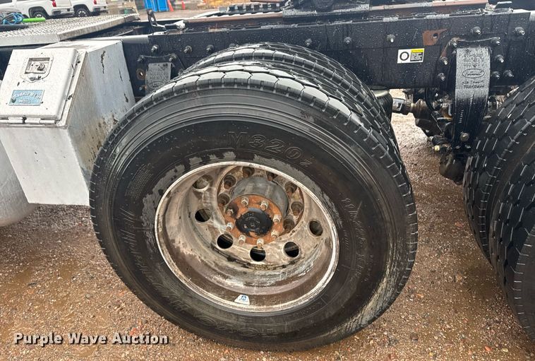 image for item DY6978 2017 Peterbilt 365 semi truck