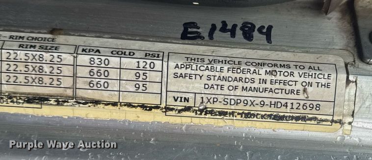 image for item DY6978 2017 Peterbilt 365 semi truck