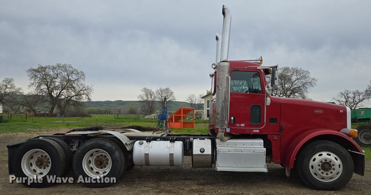 image for item EC0877 2012 Peterbilt 367 semi truck