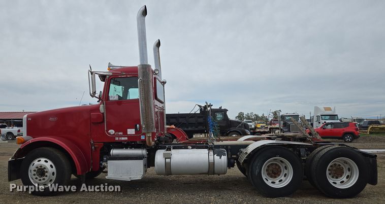 image for item EC0877 2012 Peterbilt 367 semi truck