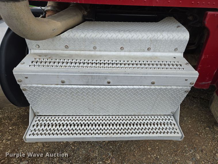 image for item EC0877 2012 Peterbilt 367 semi truck