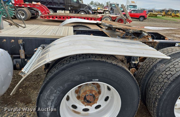 image for item EC0877 2012 Peterbilt 367 semi truck