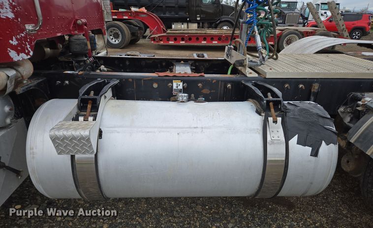 image for item EC0877 2012 Peterbilt 367 semi truck