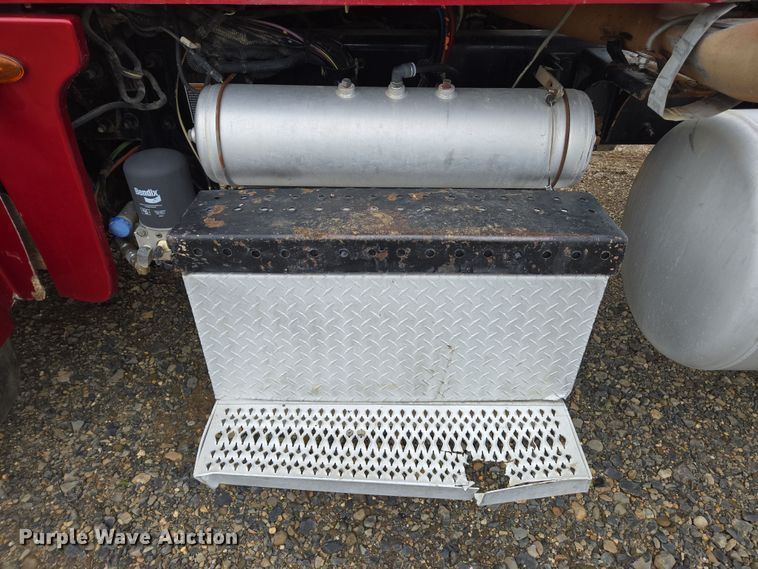 image for item EC0877 2012 Peterbilt 367 semi truck