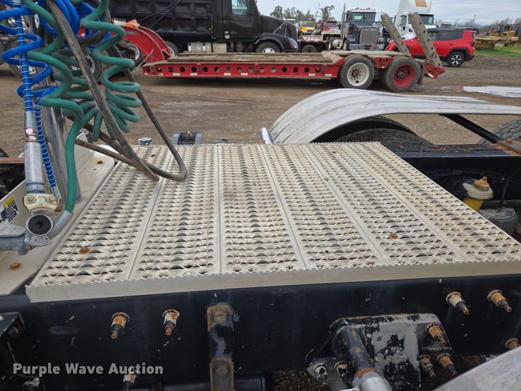 image for item EC0877 2012 Peterbilt 367 semi truck