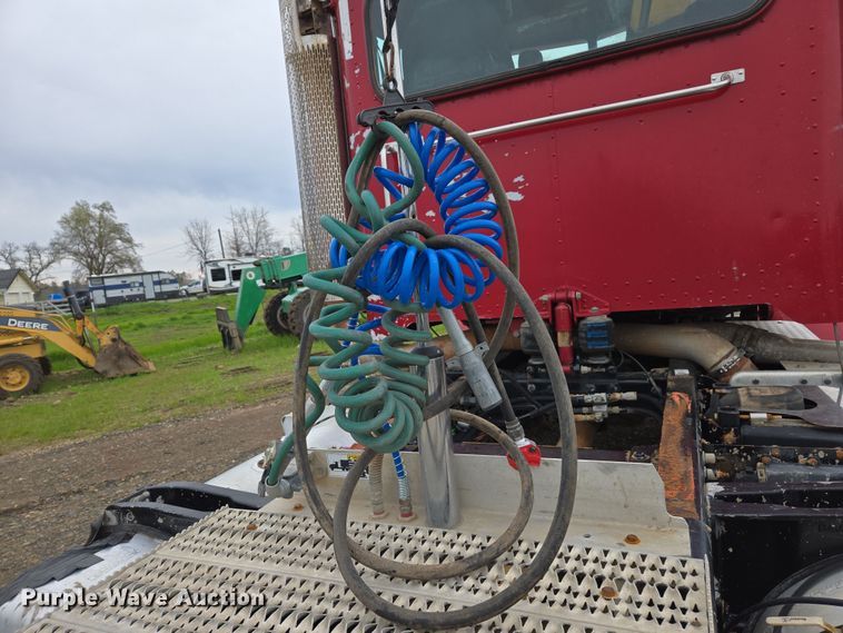 image for item EC0877 2012 Peterbilt 367 semi truck