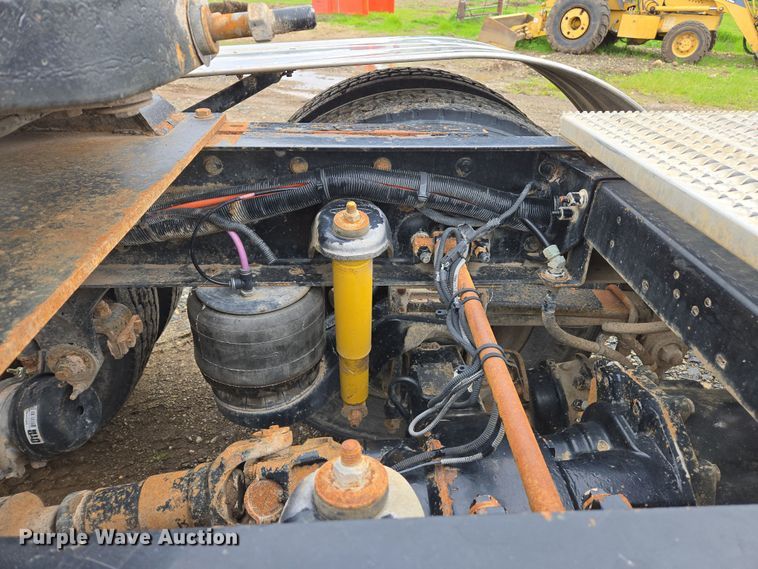 image for item EC0877 2012 Peterbilt 367 semi truck