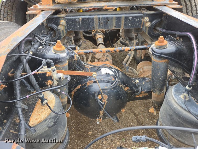 image for item EC0877 2012 Peterbilt 367 semi truck