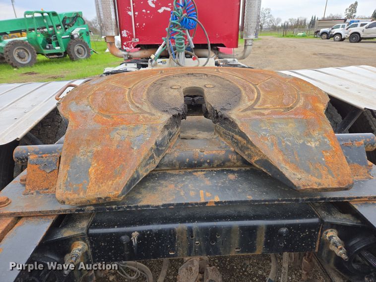 image for item EC0877 2012 Peterbilt 367 semi truck