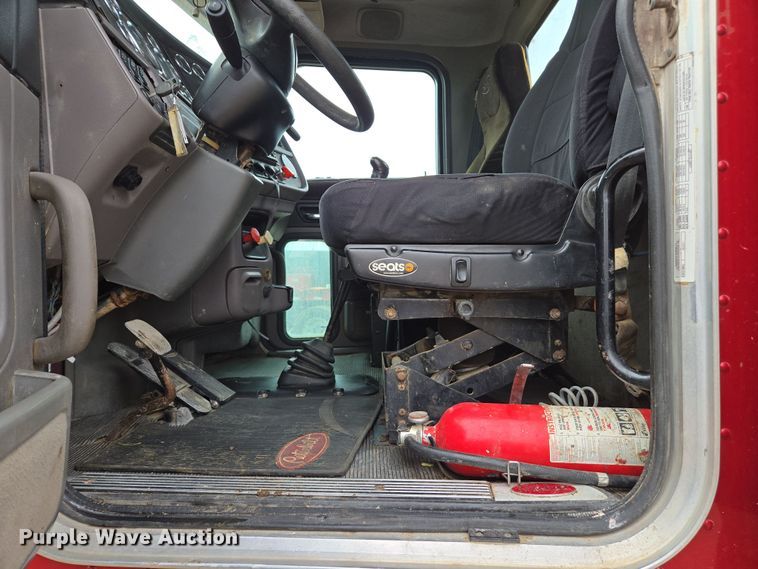 image for item EC0877 2012 Peterbilt 367 semi truck