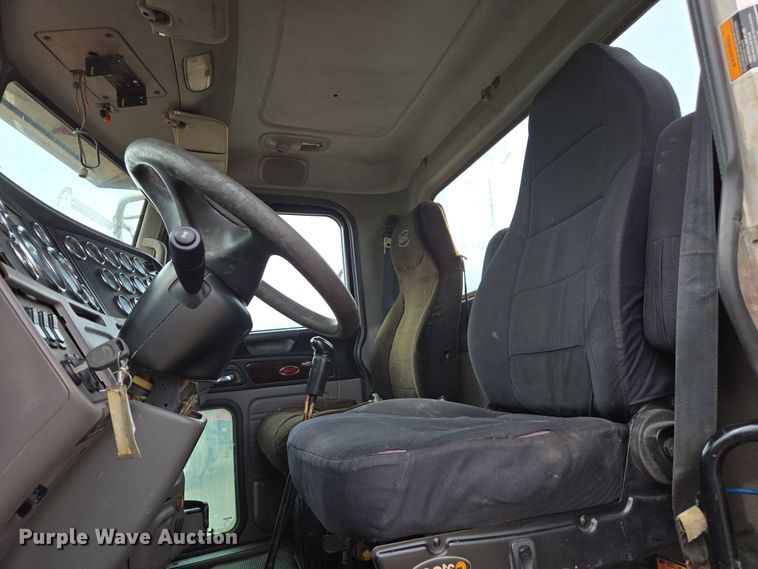 image for item EC0877 2012 Peterbilt 367 semi truck
