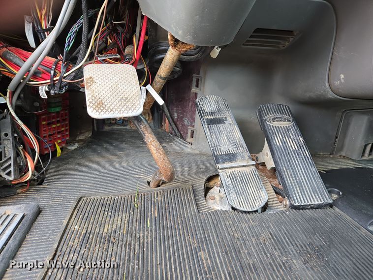 image for item EC0877 2012 Peterbilt 367 semi truck