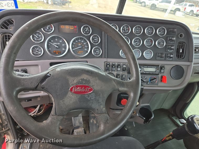 image for item EC0877 2012 Peterbilt 367 semi truck