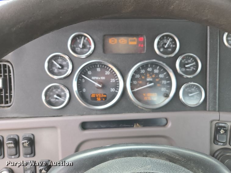 image for item EC0877 2012 Peterbilt 367 semi truck