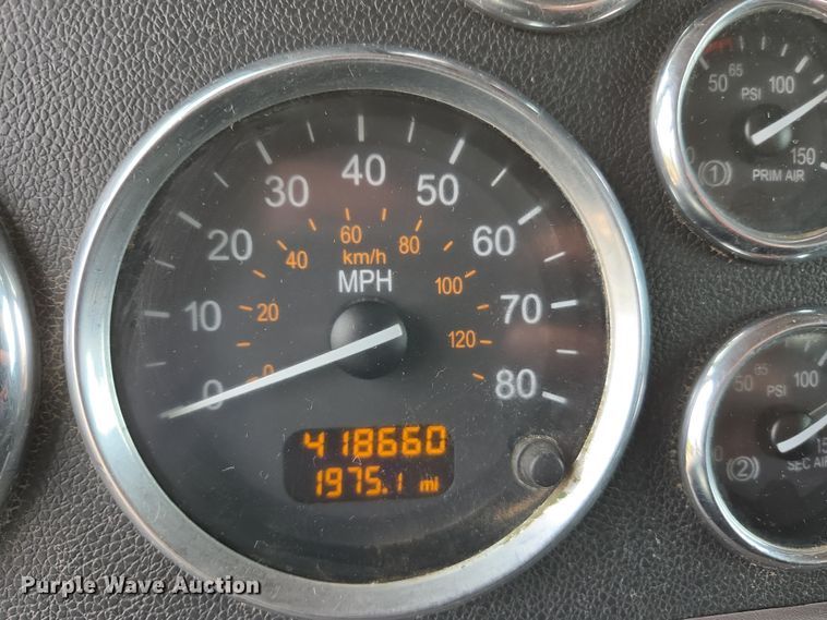 image for item EC0877 2012 Peterbilt 367 semi truck