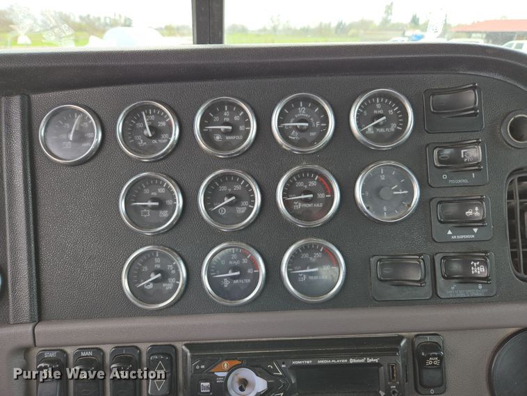 image for item EC0877 2012 Peterbilt 367 semi truck