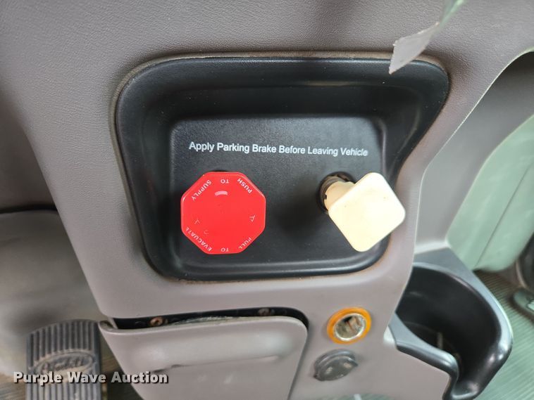 image for item EC0877 2012 Peterbilt 367 semi truck