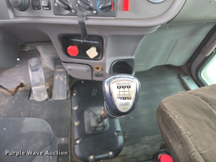 image for item EC0877 2012 Peterbilt 367 semi truck