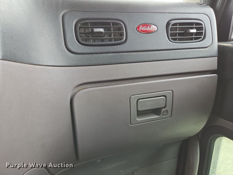 image for item EC0877 2012 Peterbilt 367 semi truck