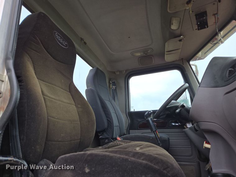 image for item EC0877 2012 Peterbilt 367 semi truck