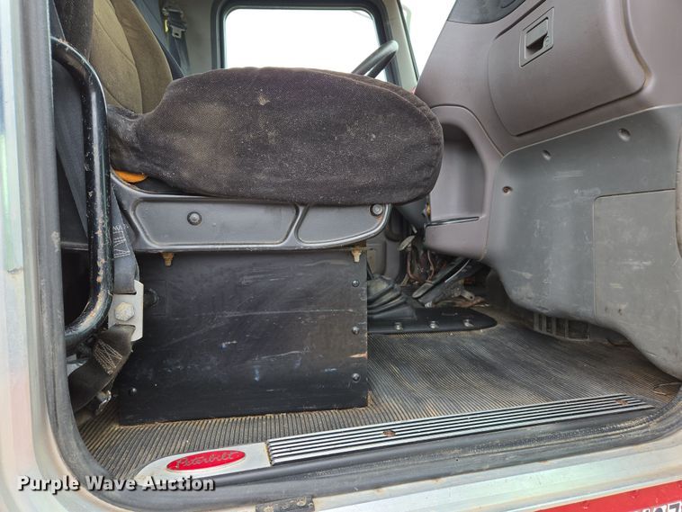 image for item EC0877 2012 Peterbilt 367 semi truck