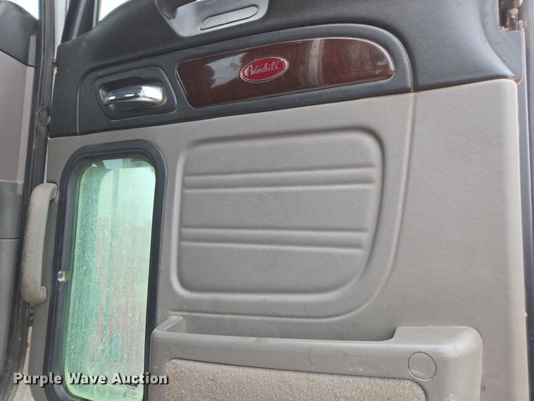 image for item EC0877 2012 Peterbilt 367 semi truck