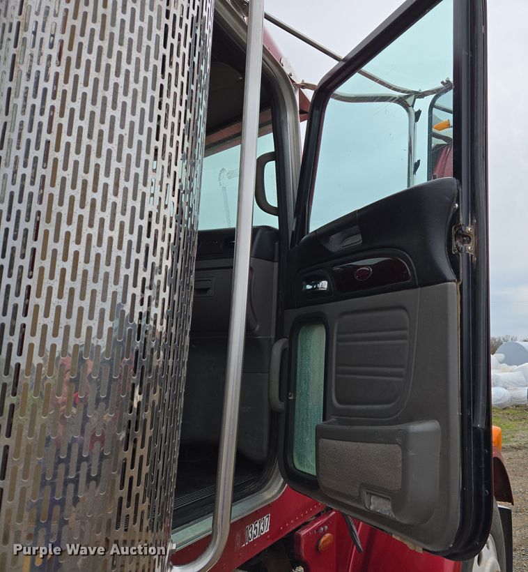 image for item EC0877 2012 Peterbilt 367 semi truck