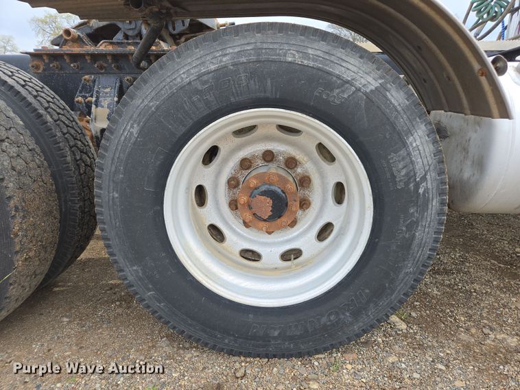 image for item EC0877 2012 Peterbilt 367 semi truck