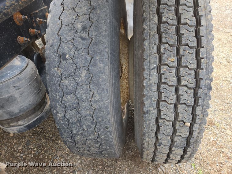 image for item EC0877 2012 Peterbilt 367 semi truck