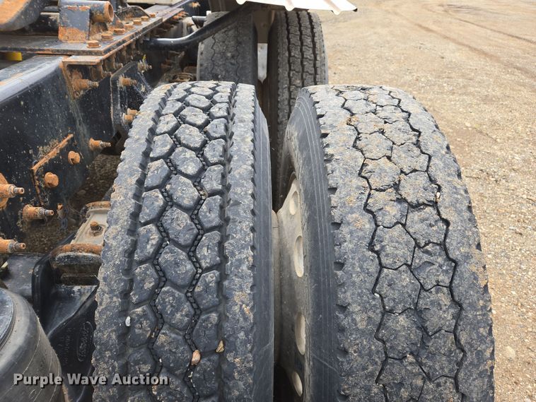 image for item EC0877 2012 Peterbilt 367 semi truck