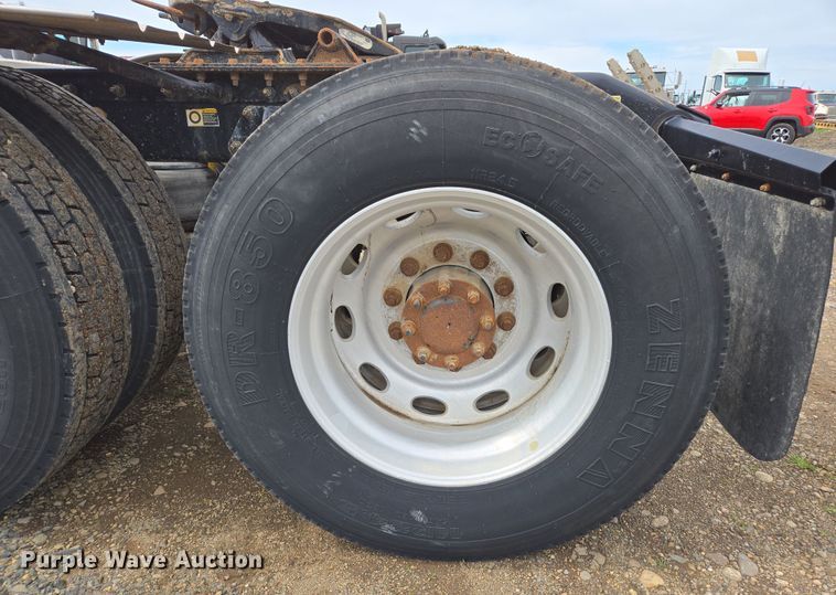 image for item EC0877 2012 Peterbilt 367 semi truck