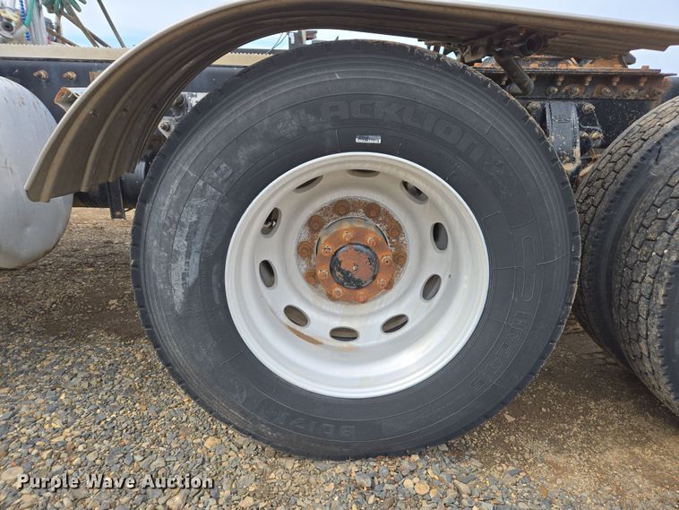 image for item EC0877 2012 Peterbilt 367 semi truck