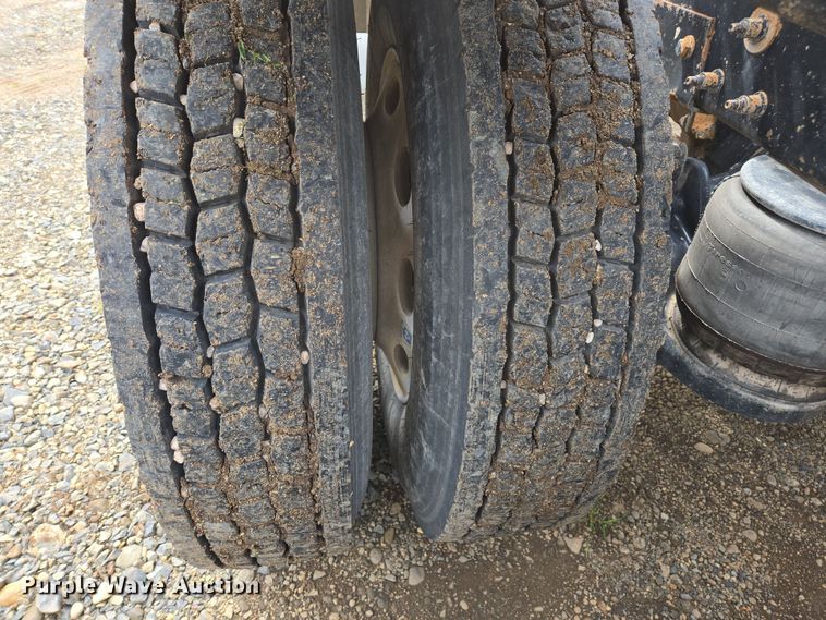 image for item EC0877 2012 Peterbilt 367 semi truck