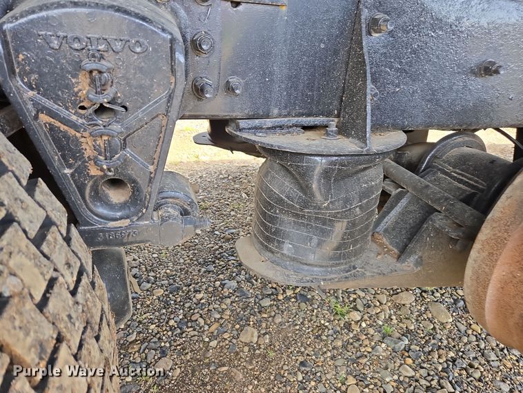 image for item EC0878 2012 Volvo VNL dump truck